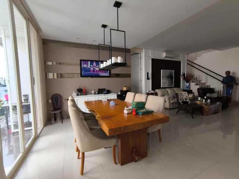 dijual rumah villa bukit regency