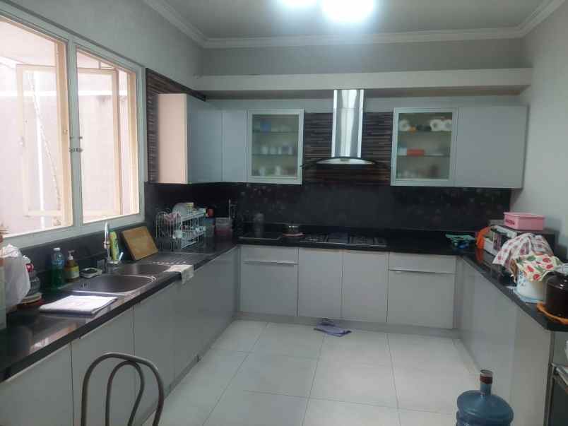 dijual rumah villa grand pakuwon