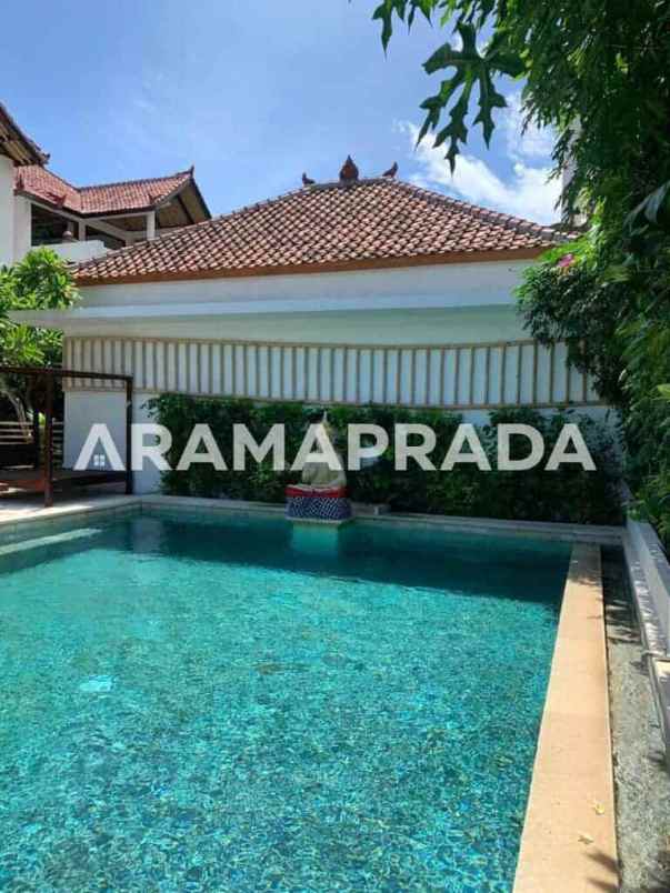 dijual villa amed