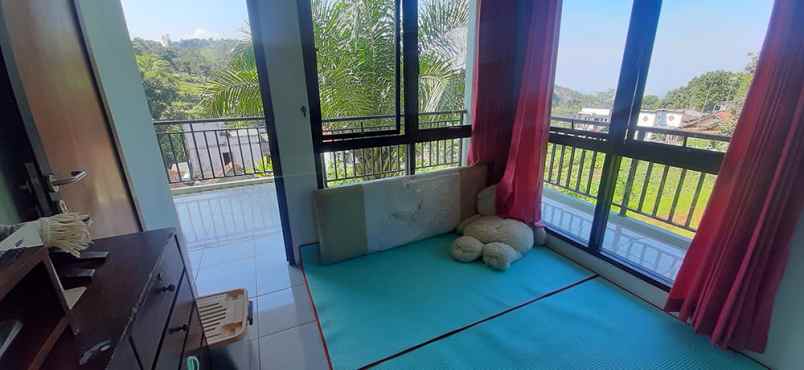 dijual villa giri mekar
