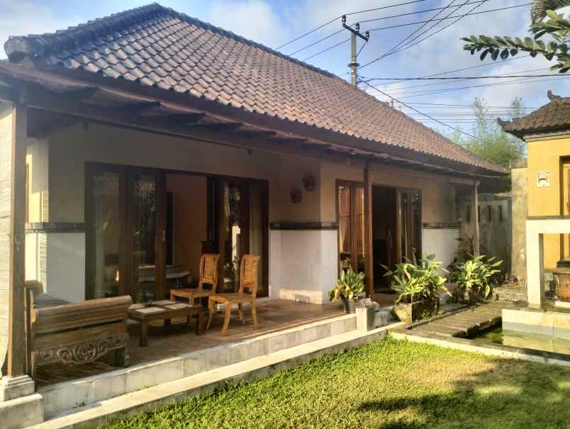 dijual villa jalan cekomaria