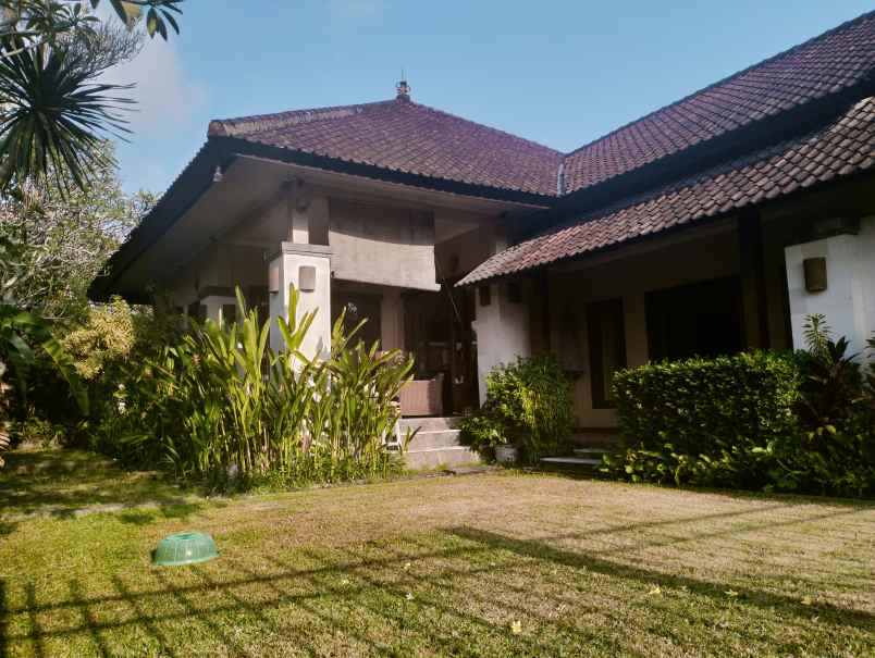 dijual villa jalan cekomaria