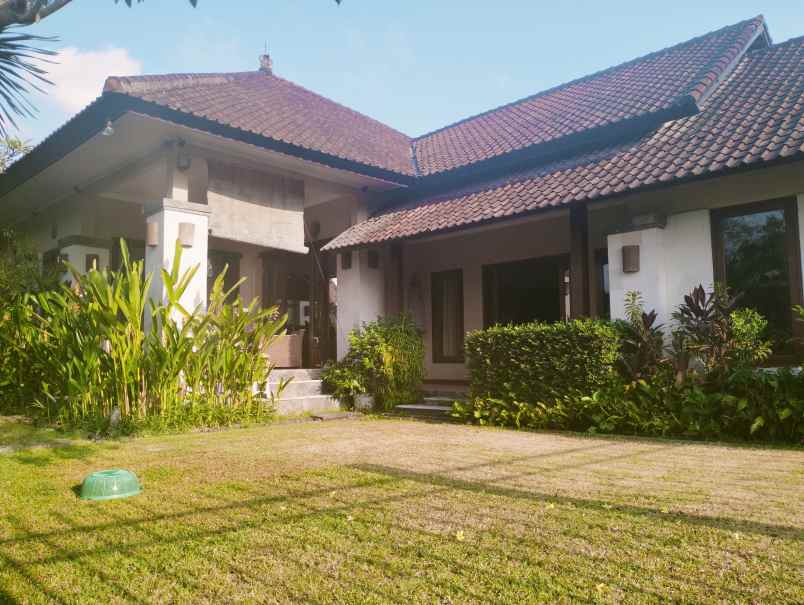 dijual villa jalan cekomaria