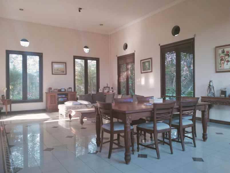 dijual villa jalan cekomaria