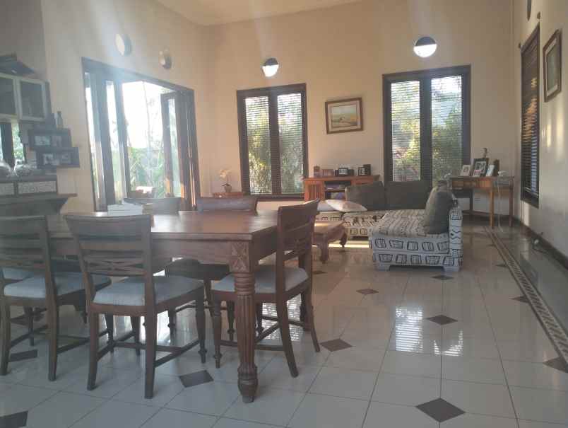 dijual villa jalan cekomaria