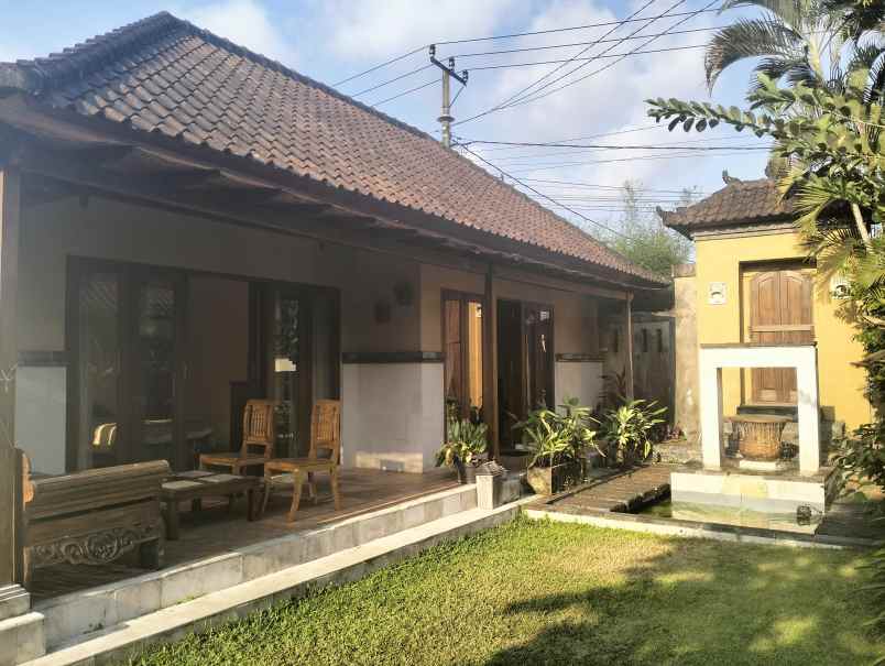 dijual villa jalan cekomaria