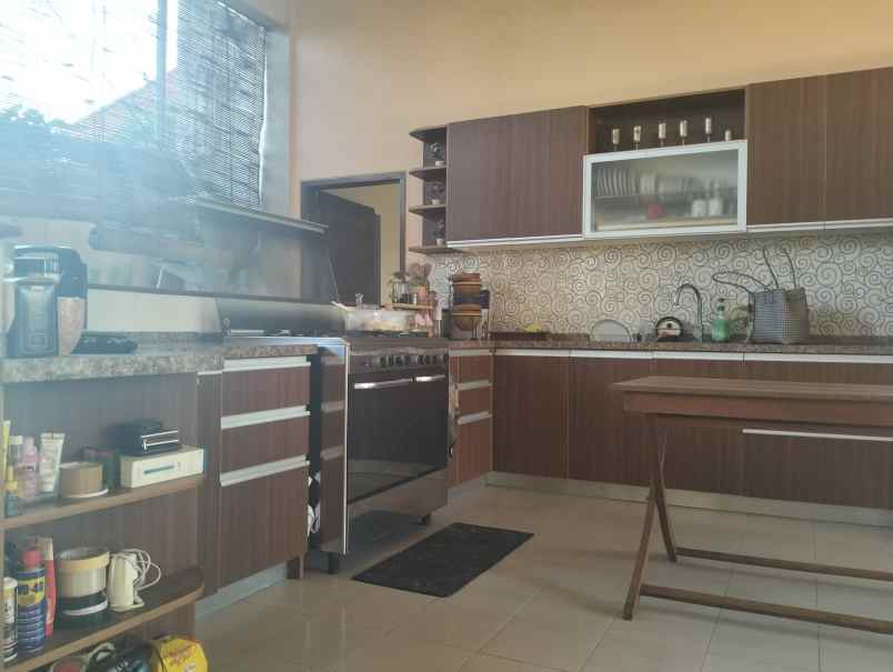 dijual villa jalan cekomaria