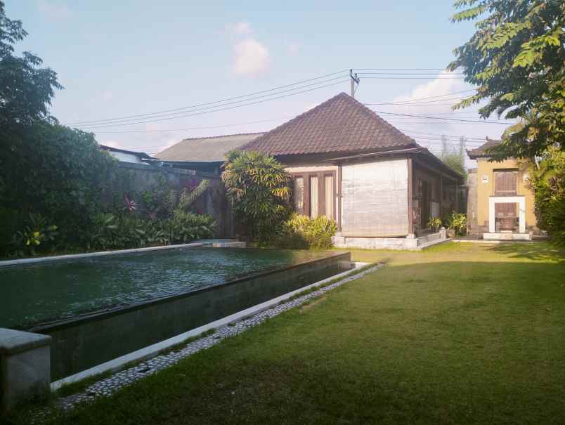 dijual villa jalan cekomaria