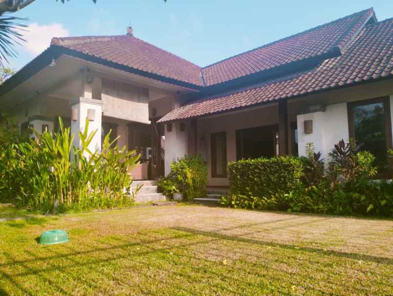 dijual villa jln cekomaria