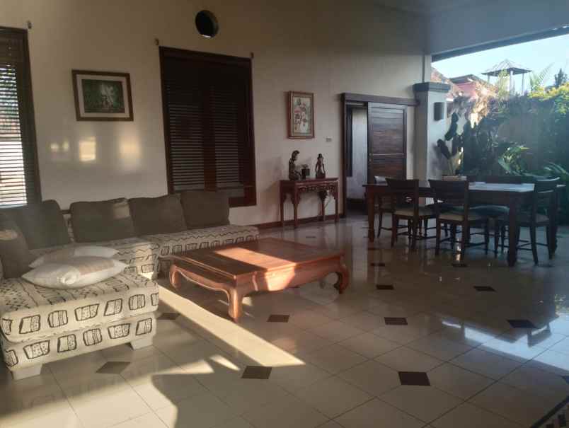 dijual villa jln cekomaria