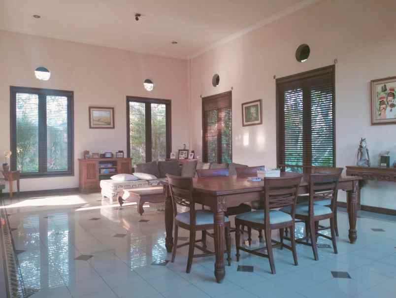 dijual villa jln cekomaria