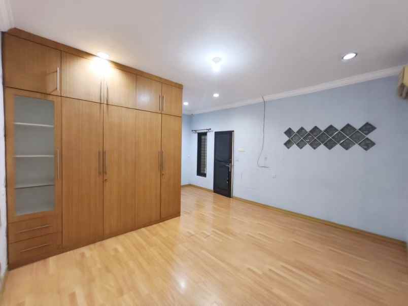 dijual villa komplek cemara asri jalan rambutan