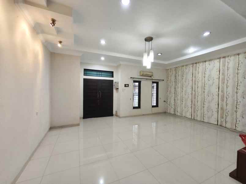 dijual villa komplek cemara asri jalan rambutan