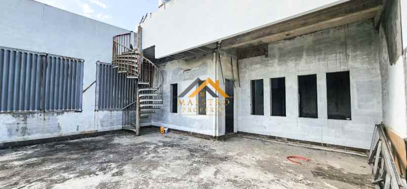 dijual villa komplek graha metropolitan