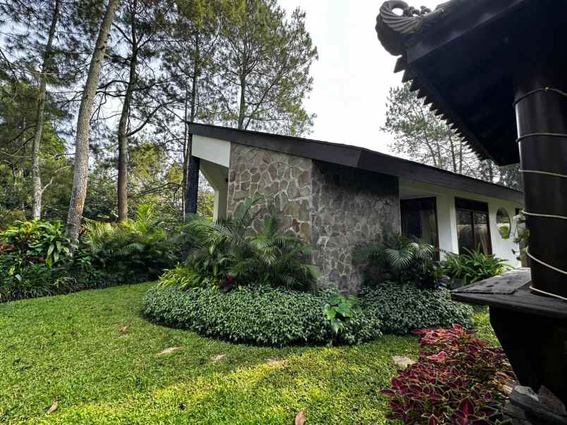 dijual villa mewah di klub bunga batu