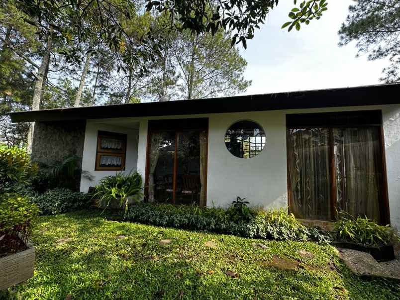 dijual villa mewah di klub bunga batu