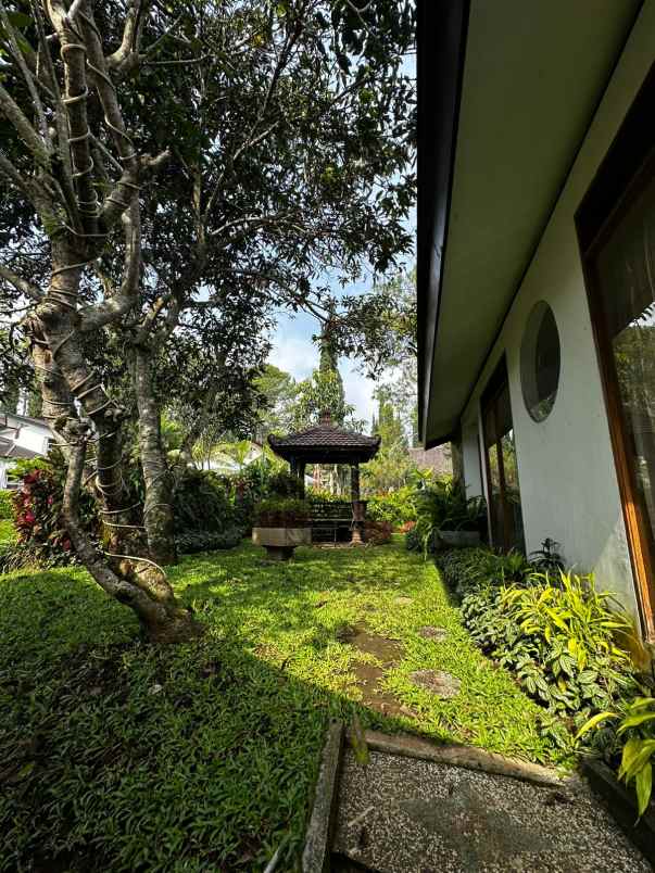 dijual villa mewah di klub bunga batu