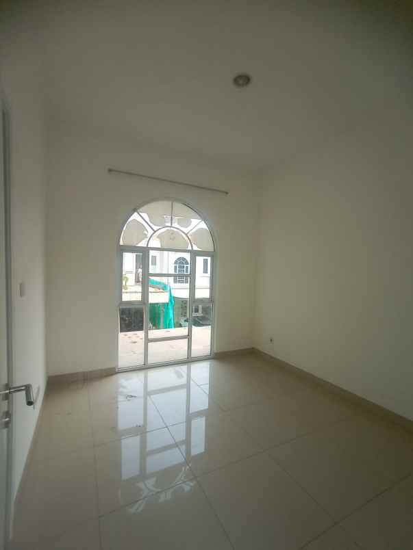 disewakan rumah cluster la seine jakarta