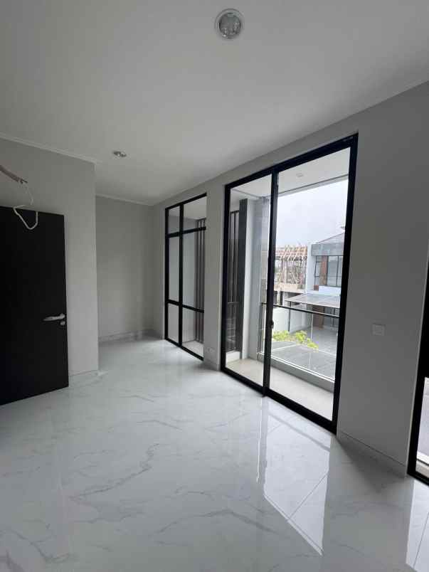 disewakan rumah kuningan village pik2