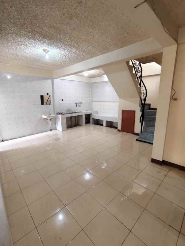 disewakan rumah simokerto