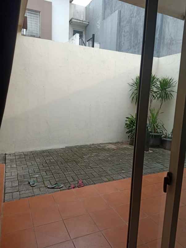 jual rumah hook green lake cipondoh