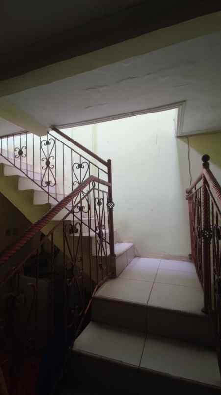 jual rumah second 2 lantai di villa mutiara