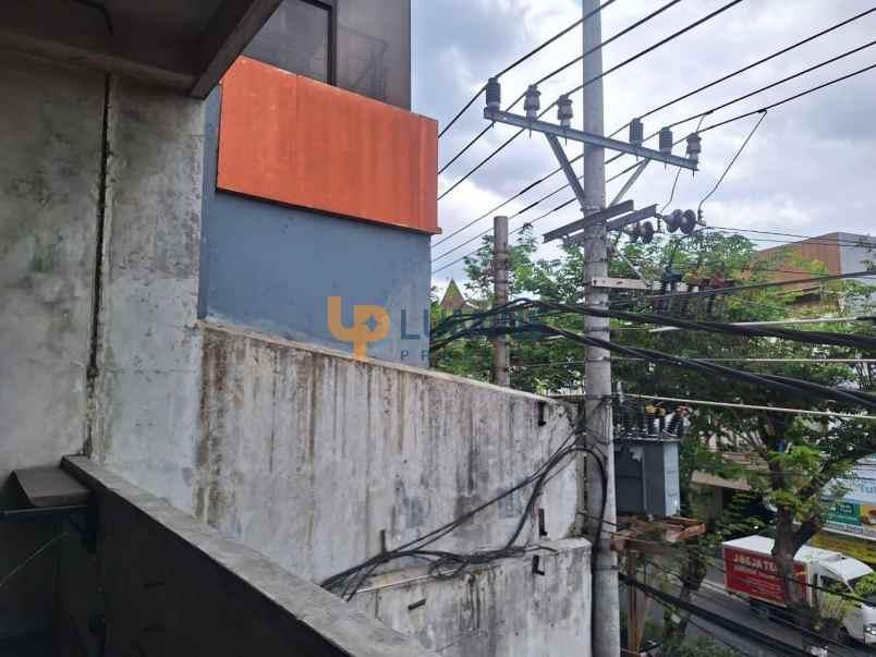 ruko 3 lantai besat di jalan affandi jogja
