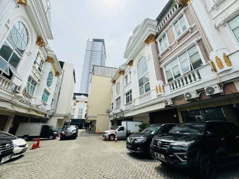 ruko crown palace 4 lantai full furnished