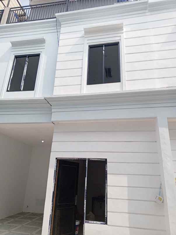 rumah 2 lantai ada rooftop jagakarsa jakarta selatan