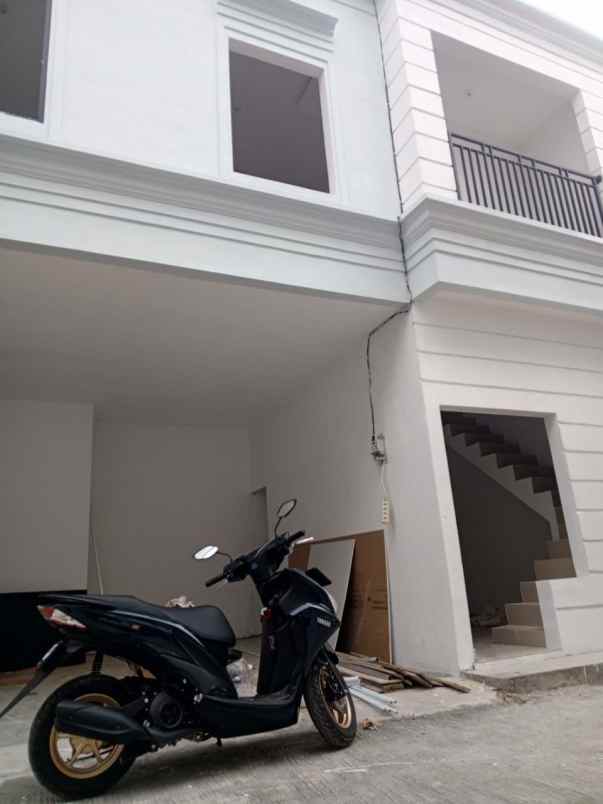 rumah 2 lantai ada rooftop jagakarsa jakarta selatan