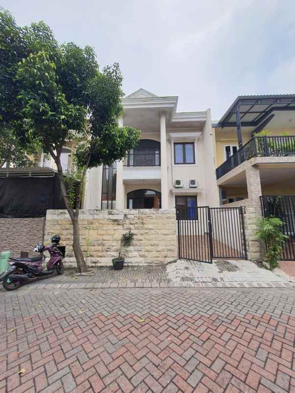 rumah 2 lantai bagus di citraland surabaya