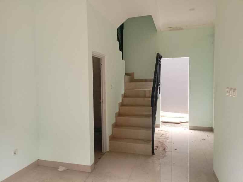 rumah 2 lantai dekat tol cijago dan tol jagorawi