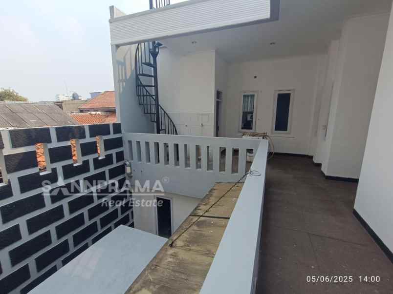 rumah 2 lantai mewah fooftop margonda depok rn