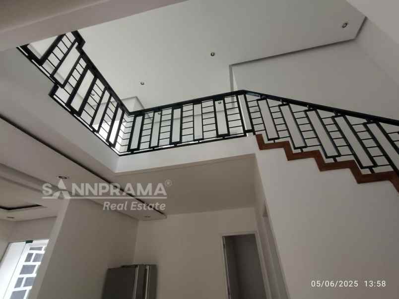 rumah 2 lantai mewah fooftop margonda depok rn