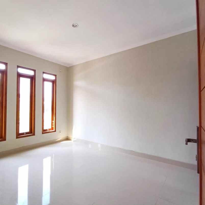 rumah 2 lantai modern lingkungan sudah jadi di kalasan