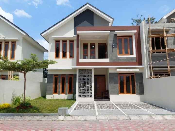 rumah 2 lantai modern lingkungan sudah jadi di kalasan