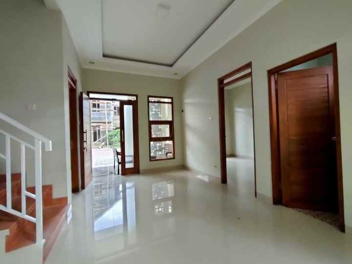 rumah 2 lantai modern lingkungan sudah jadi di kalasan