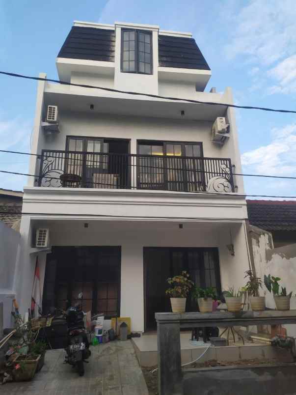 rumah 3 lantai di bintaro