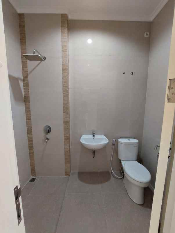 rumah baru manyar tirtoasri surabaya row jalan 3 mobil