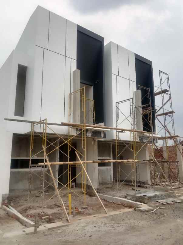 rumah baru mewah dalam town house di jatiwaringin