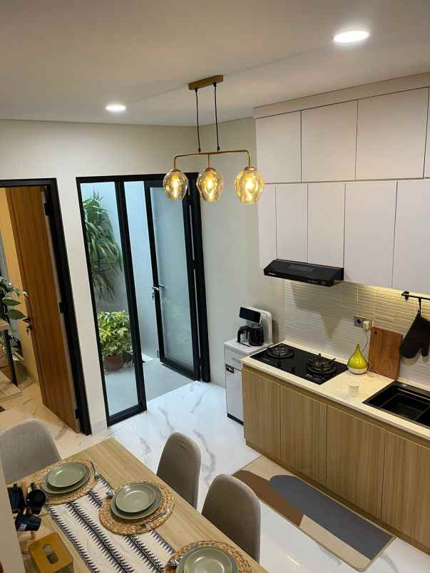 rumah baru mewah dalam town house di jatiwaringin