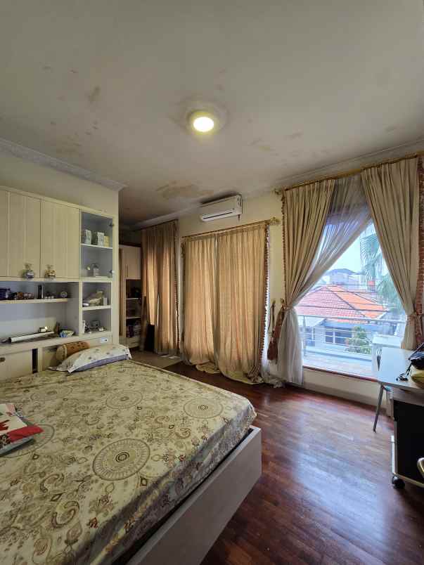 rumah besar terawat di kebon baru tebet