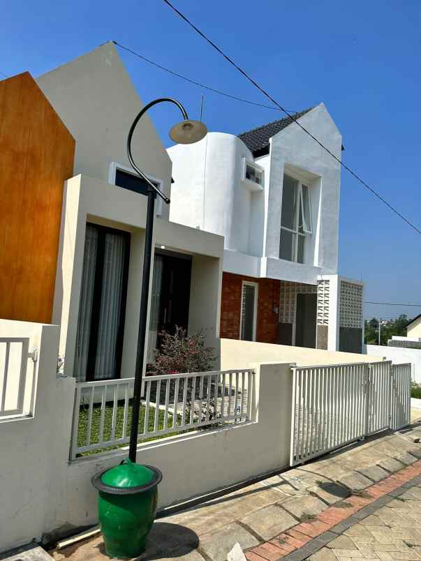 rumah dengan desain villa