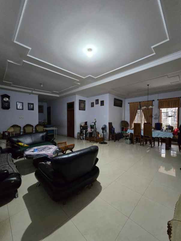 rumah dengan tanah luas di bambu apus cipayung