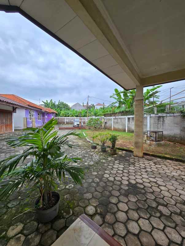 rumah dengan tanah luas di bambu apus cipayung