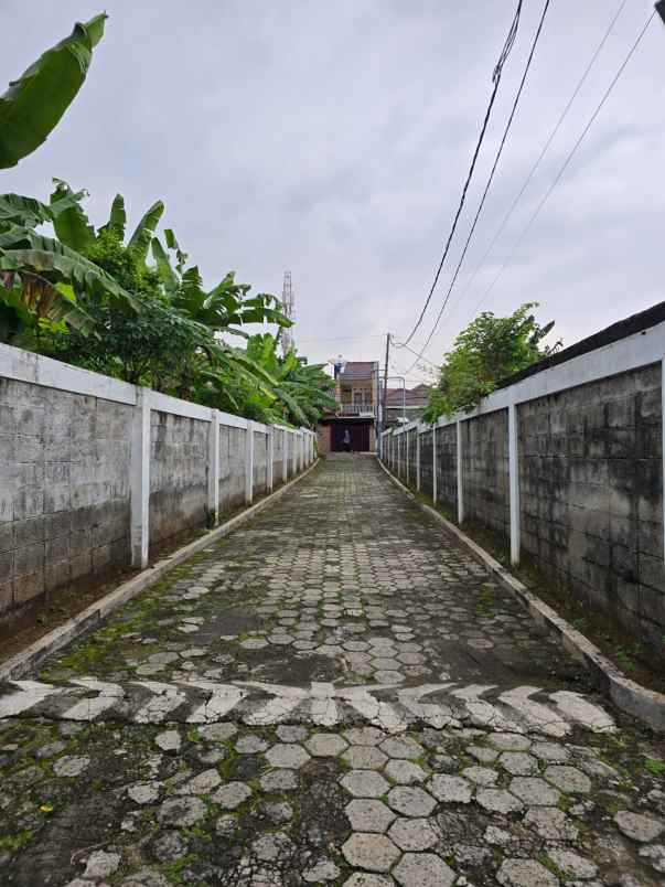 rumah dengan tanah luas di bambu apus cipayung