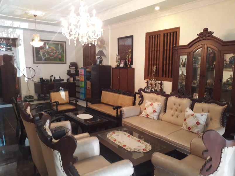 rumah etnik jawa di tengah kota yogyakarta