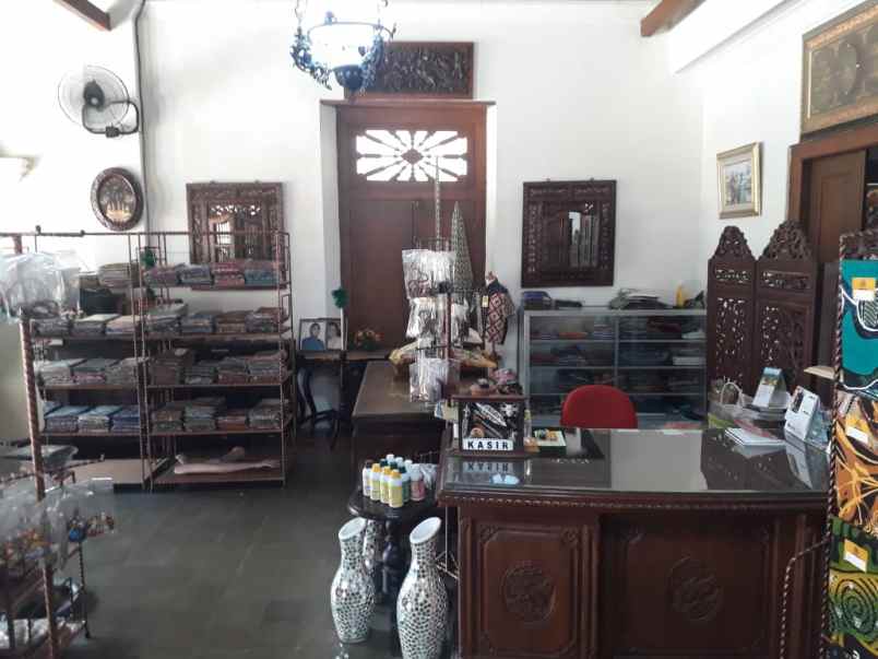 rumah etnik jawa di tengah kota yogyakarta