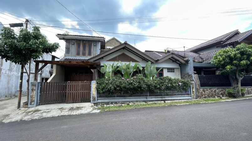 rumah luas komplek cihanjuang indah