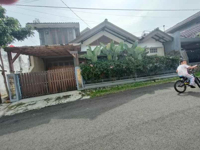 rumah luas komplek cihanjuang indah